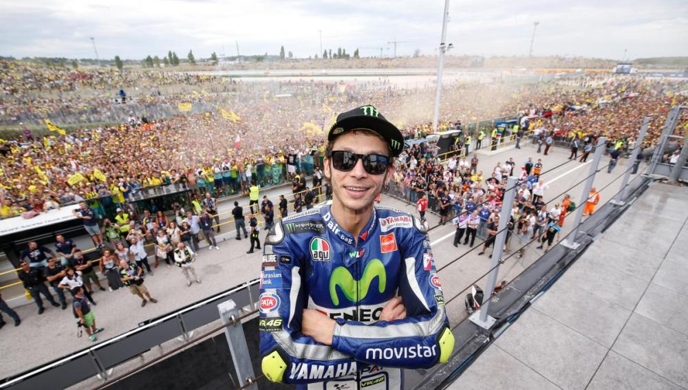 Valentino Rossi en el podio de Moto GP