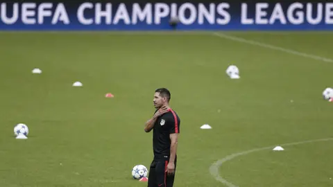 Simeone, durante el entrenamiento del Atlético de Madrid Simeone, durante el entrenamiento del Atlético de Madrid