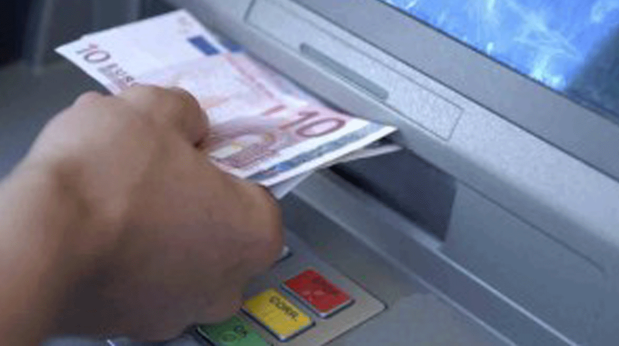 La Caixa, BBVA y Santander cobrarán comisiones a los clientes de otros bancos La Caixa, BBVA y Santander cobrarán comisiones a los clientes de otros bancos