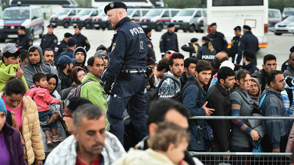 La Policía húngara detiene a 16 refugiados con la nueva legislación migratoria La Policía húngara detiene a 16 refugiados con la nueva legislación migratoria