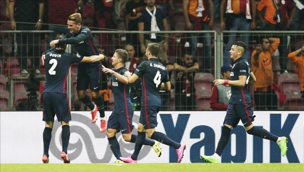 Los jugadores del Atlético celebran el gol de Griezmann ante el Galatasaray
