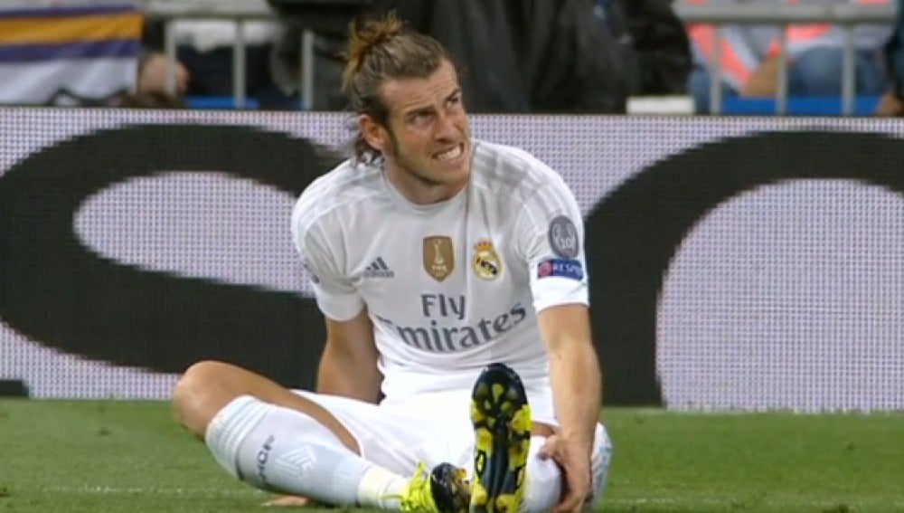 Gareth Bale se lleva la mano al gemelo izquierdo