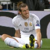 Gareth Bale se lleva la mano al gemelo izquierdo
