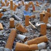 Imagen de un cenicero con multitud de cigarros apagados