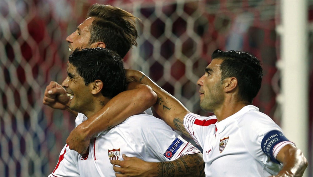 El Sevilla celebra el gol de Banega