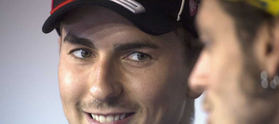Jorge Lorenzo mira a Valentino Rossi durante una rueda de prensa Jorge Lorenzo mira a Valentino Rossi durante una rueda de prensa