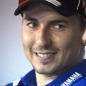 Jorge Lorenzo mira a Valentino Rossi durante una rueda de prensa Jorge Lorenzo mira a Valentino Rossi durante una rueda de prensa