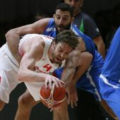 Gasol pelea un balón con Bouroussis durante el partido