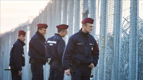 Polic&iacute;as h&uacute;ngaros patrullan a lo largo de la valla fronteriza en Roszke (Hungr&iacute;a)