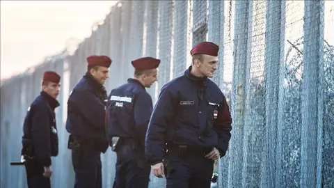 Policías húngaros patrullan a lo largo de la valla fronteriza en Roszke (Hungría) Policías húngaros patrullan a lo largo de la valla fronteriza en Roszke (Hungría)