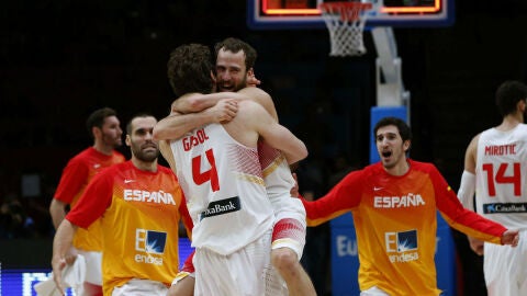 Sergio Rodr&iacute;guez abraza a Pau Gasol tras ganar a Grecia