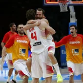 Sergio Rodríguez abraza a Pau Gasol tras ganar a Grecia Sergio Rodríguez abraza a Pau Gasol tras ganar a Grecia