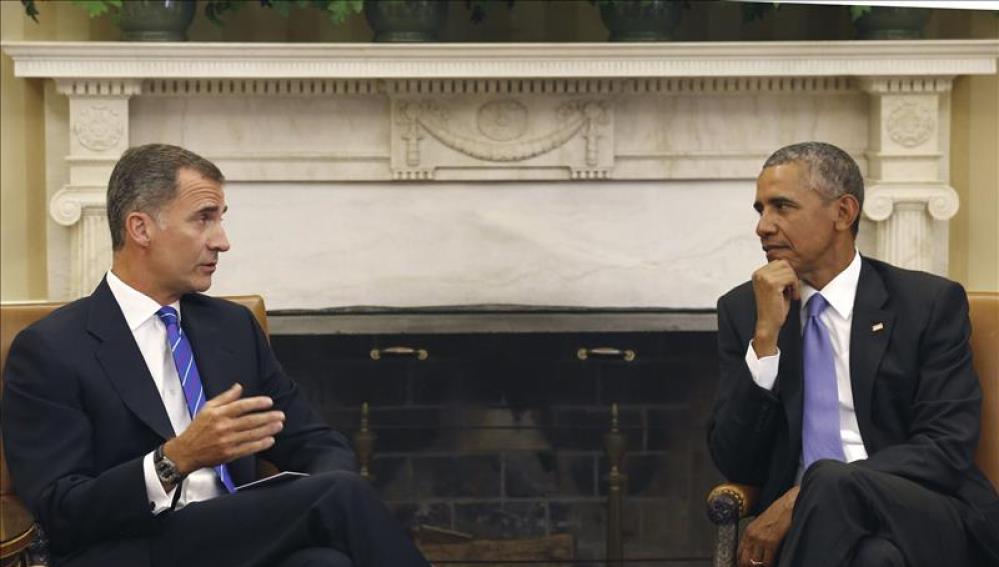 Felipe VI conversa con Barack Obama