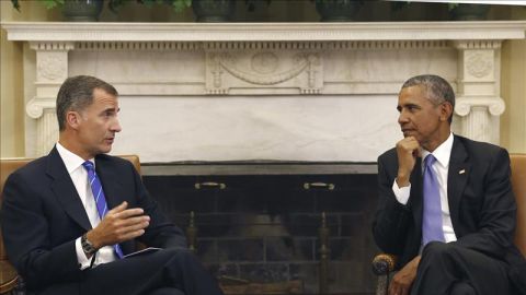 Felipe VI conversa con Barack Obama