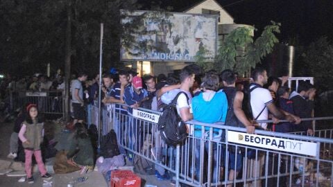 Refugiados esperando en Presevo, Serbia, el autob&uacute;s que les lleva a Croacia.