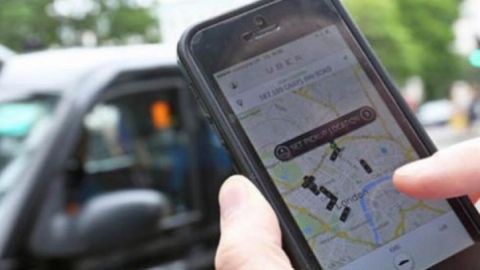 Un usuario utiliza la aplicaci&oacute;n Uber