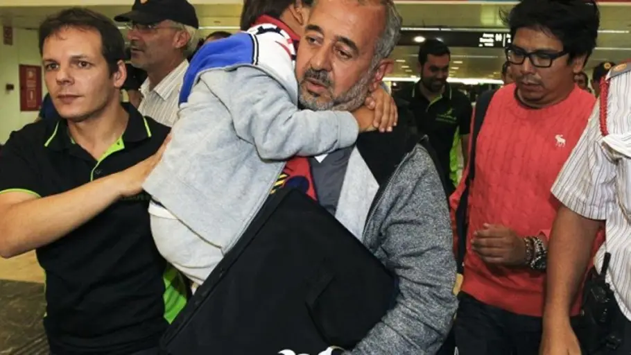 El refugiado que sufrió una zancadilla llega a España El refugiado que sufrió una zancadilla llega a España