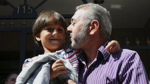 Osama, con uno de sus hijos, ya en Madrid