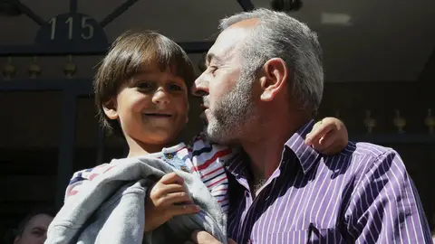 Osama, con uno de sus hijos, ya en Madrid Osama, con uno de sus hijos, ya en Madrid