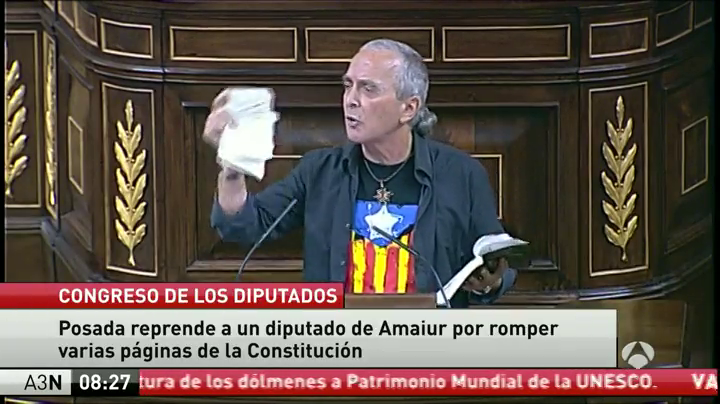 Un diputado de Amaiur rompe la Constitución en el Congreso Un diputado de Amaiur rompe la Constitución en el Congreso
