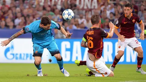 Messi pelea un balón ante la Roma Messi pelea un balón ante la Roma