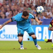 Messi pelea un balón ante la Roma