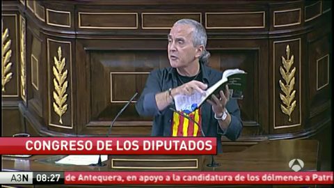Frame 12.031816 de: Un diputado de Amaiur rompe la Constituci&oacute;n en el Congreso