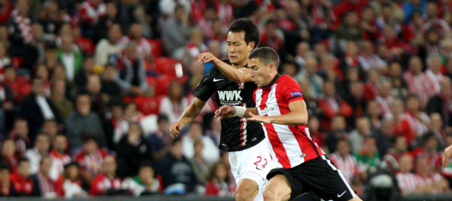 Muniain controla el balón ante la presión rival Muniain controla el balón ante la presión rival