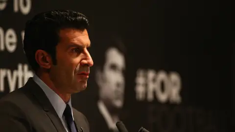 Luis Figo, durante una rueda de prensa Luis Figo, durante una rueda de prensa