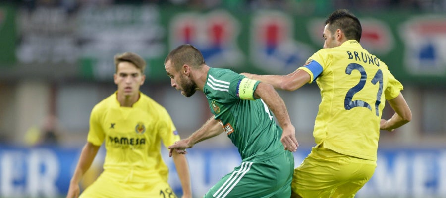 Los jugadores del Villarreal intentan recuperar la posesión del balón Los jugadores del Villarreal intentan recuperar la posesión del balón