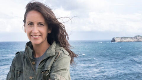 Mar&iacute;a Oru&ntilde;a, con el mar de fondo en el Faro de Suances