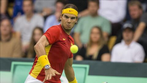 Rafa Nadal golpea la bola en el partido de Copa Davis ante Dinamarca