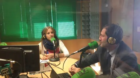 Nueva temporada de la sección de "Enredados" Susana Pedreira y Javier Arnau en los estudios centrales de Onda Cero Pontevedra