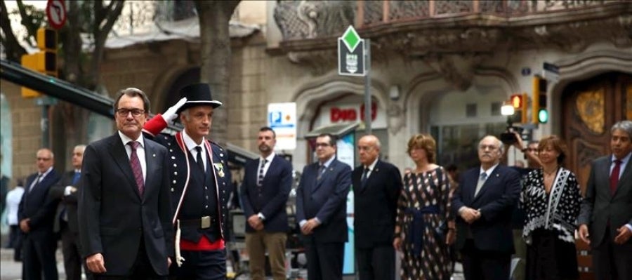 El presidente de la Generalitat, Artur Mas, encabeza la ofrenda floral que realizan los miembros del Gobierno catalán con motivo de la Diada. El presidente de la Generalitat, Artur Mas, encabeza la ofrenda floral que realizan los miembros del Gobierno catalán con motivo de la Diada.