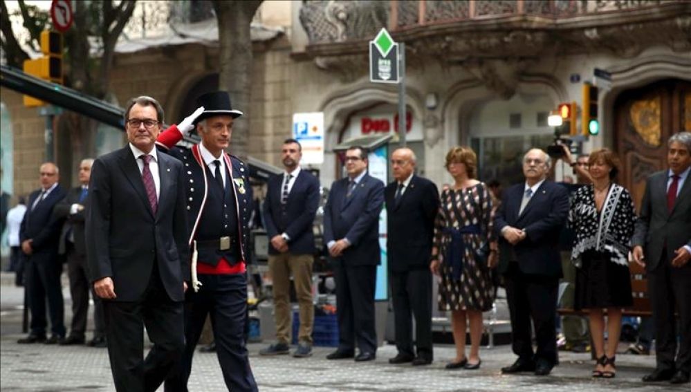 El presidente de la Generalitat, Artur Mas, encabeza la ofrenda floral que realizan los miembros del Gobierno catalán con motivo de la Diada.
