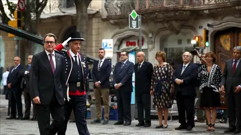 El presidente de la Generalitat, Artur Mas, encabeza la ofrenda floral que realizan los miembros del Gobierno catalán con motivo de la Diada. El presidente de la Generalitat, Artur Mas, encabeza la ofrenda floral que realizan los miembros del Gobierno catalán con motivo de la Diada.
