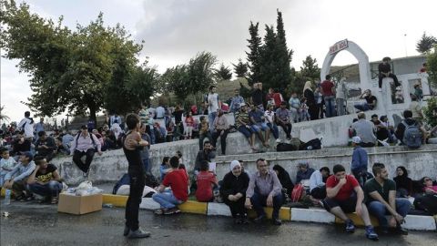 Varios refugiados sirios esperan en la estaci&oacute;n de autobuses de Estambul, Turqu&iacute;a