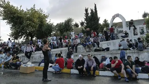 Varios refugiados sirios esperan en la estación de autobuses de Estambul, Turquía Varios refugiados sirios esperan en la estación de autobuses de Estambul, Turquía
