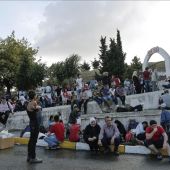 Varios refugiados sirios esperan en la estación de autobuses de Estambul, Turquía