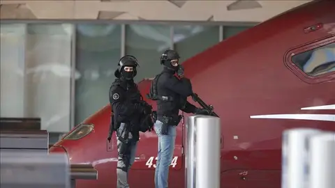 La Policía holandesa asegura la vía de la estación de Rotterdam La Policía holandesa asegura la vía de la estación de Rotterdam