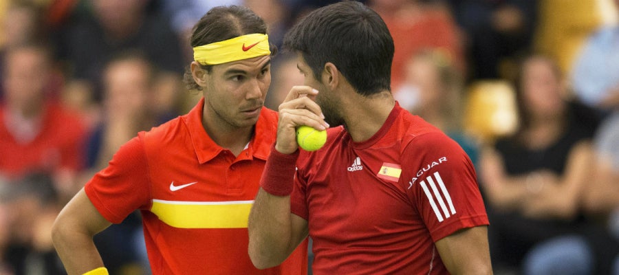 Nadal y Verdasco dialogan en un momento del partido Nadal y Verdasco dialogan en un momento del partido