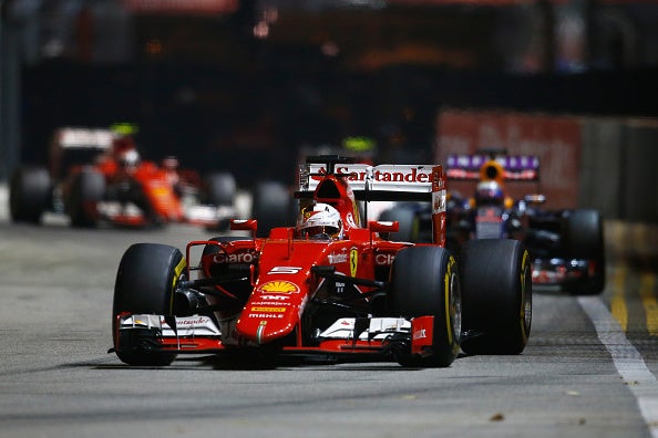 Vettel conquista la noche de Marina Bay con Sainz 9º y Alonso K.O. Vettel conquista la noche de Marina Bay con Sainz 9º y Alonso K.O.