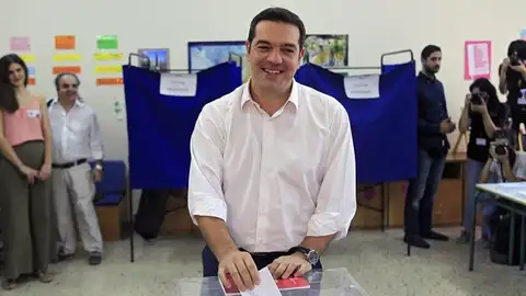 Tsipras vota en las elecciones griegas Tsipras vota en las elecciones griegas
