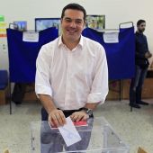 Tsipras vota en las elecciones griegas