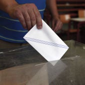 Un ciudadano griego deposita su voto 