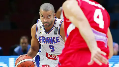 Tony Parker bota el balón ante la presión de Milos Teodosic Tony Parker bota el balón ante la presión de Milos Teodosic