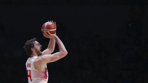 Pau Gasol, lanzando a canasta