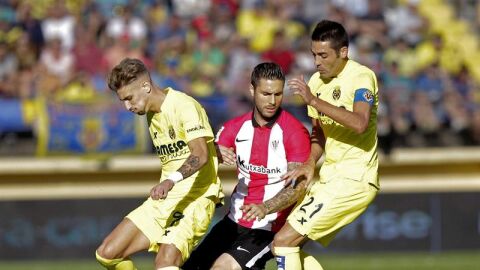 Samu Castillejo y Bruno Soriano intentan quitar el bal&oacute;n a Kike Sola
