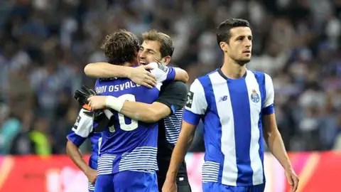 Iker Casillas se abraza con Osvaldo. Iker Casillas se abraza con Osvaldo.