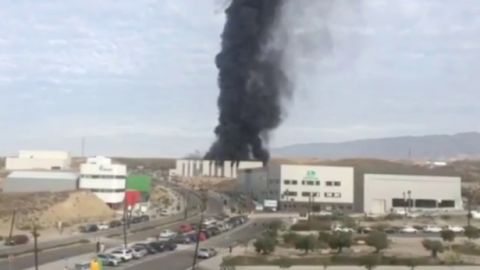 Imagen del incendio tras la explosi&oacute;n en una empresa de Almer&iacute;a